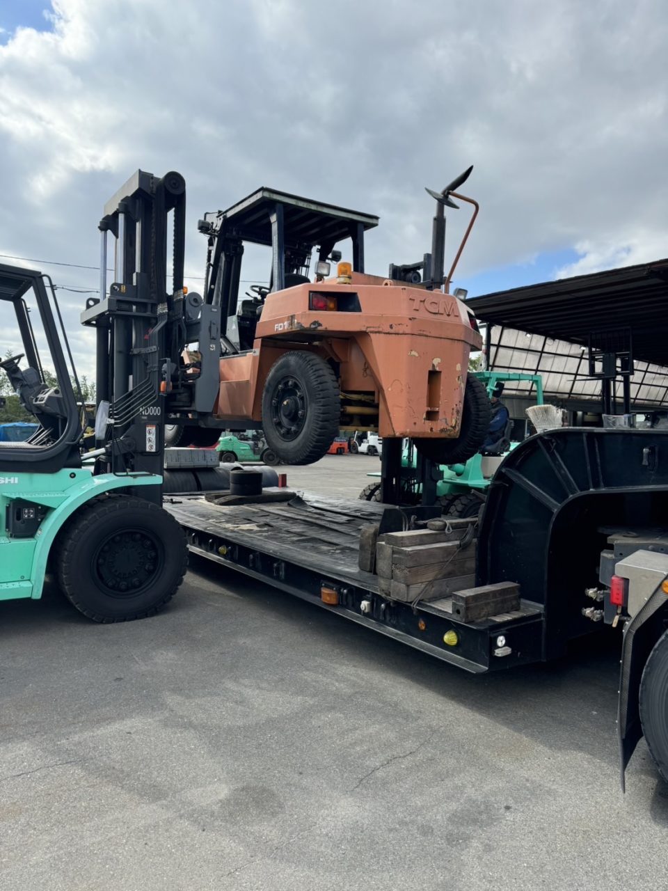 中古フォークリフト　大型フォークリフトの降ろし方