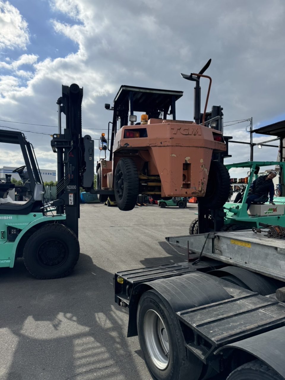 中古フォークリフト　大型フォークリフトの降ろし方